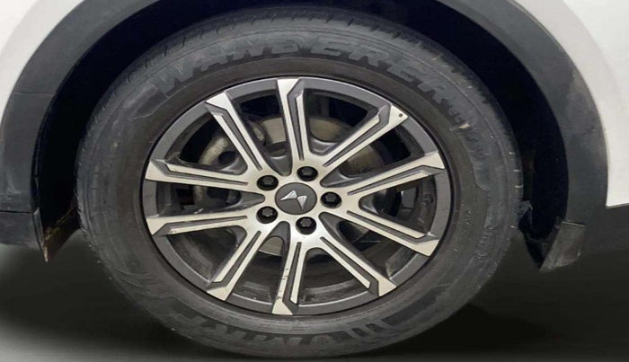 2022 Mahindra XUV700 AX 7 LUXURY P AT 7 STR, Petrol, Automatic, 38,364 km, Left front tyre - Minor crack
