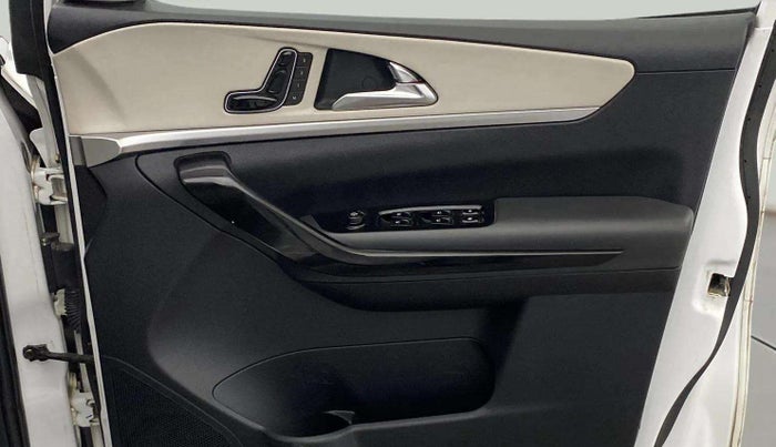 2022 Mahindra XUV700 AX 7 LUXURY P AT 7 STR, Petrol, Automatic, 38,364 km, Driver Side Door Panels Control