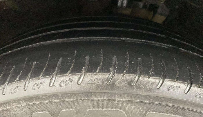 2022 Mahindra XUV700 AX 7 LUXURY P AT 7 STR, Petrol, Automatic, 38,364 km, Left Front Tyre Tread