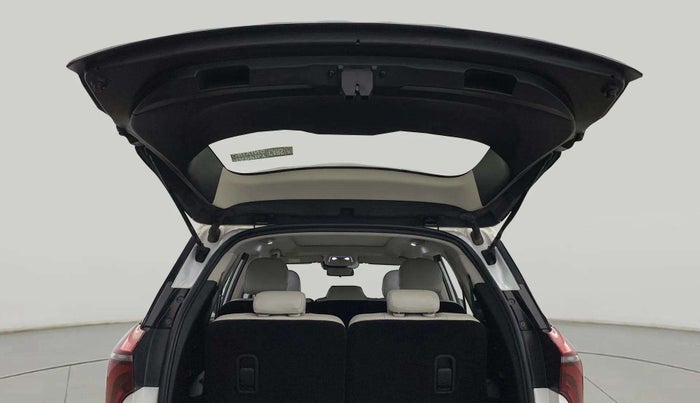 2022 Mahindra XUV700 AX 7 LUXURY P AT 7 STR, Petrol, Automatic, 38,364 km, Boot Door Open