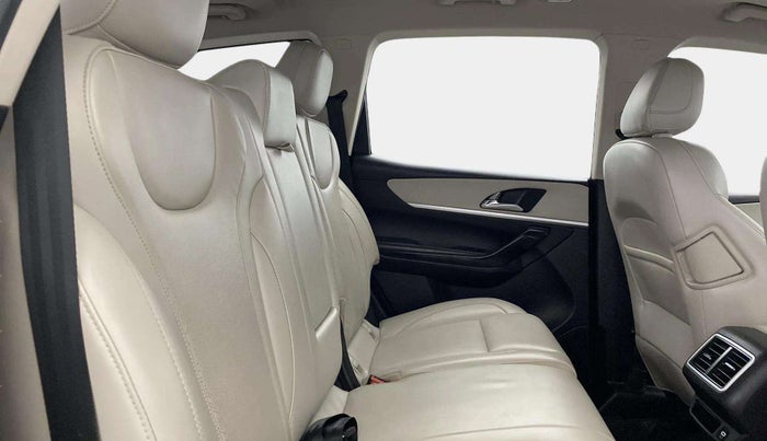 2022 Mahindra XUV700 AX 7 LUXURY P AT 7 STR, Petrol, Automatic, 38,364 km, Right Side Rear Door Cabin