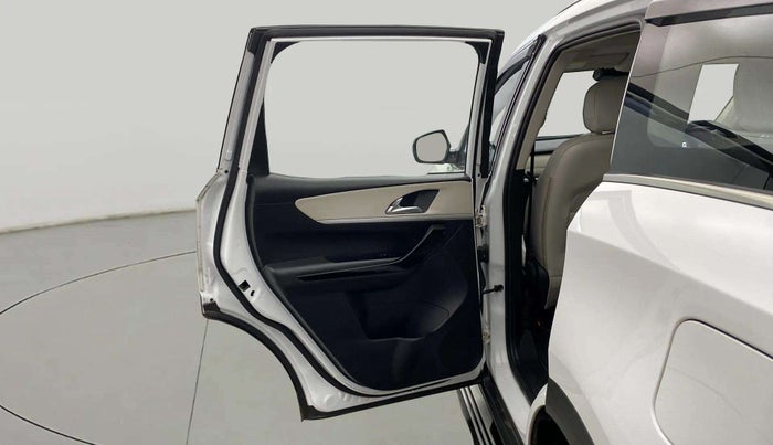 2022 Mahindra XUV700 AX 7 LUXURY P AT 7 STR, Petrol, Automatic, 38,364 km, LHS Rear Door