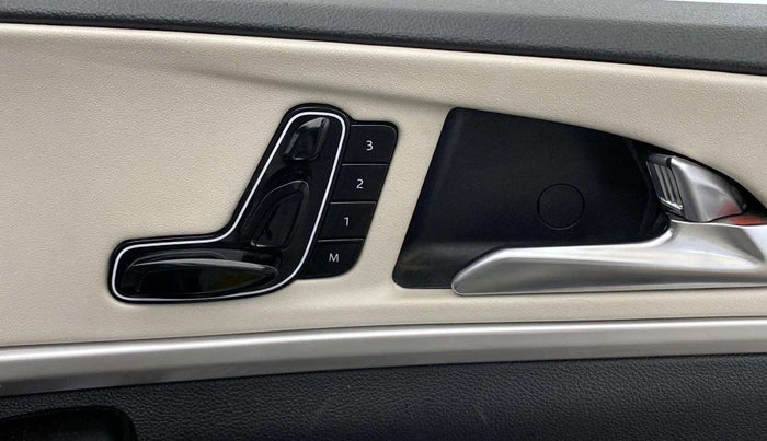 2022 Mahindra XUV700 AX 7 LUXURY P AT 7 STR, Petrol, Automatic, 38,364 km, Driver Side Adjustment Panel