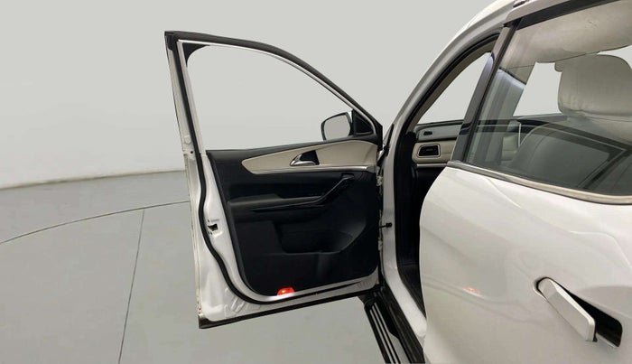 2022 Mahindra XUV700 AX 7 LUXURY P AT 7 STR, Petrol, Automatic, 38,364 km, LHS Front Door