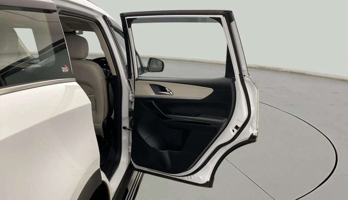 2022 Mahindra XUV700 AX 7 LUXURY P AT 7 STR, Petrol, Automatic, 38,364 km, RHS Rear Door
