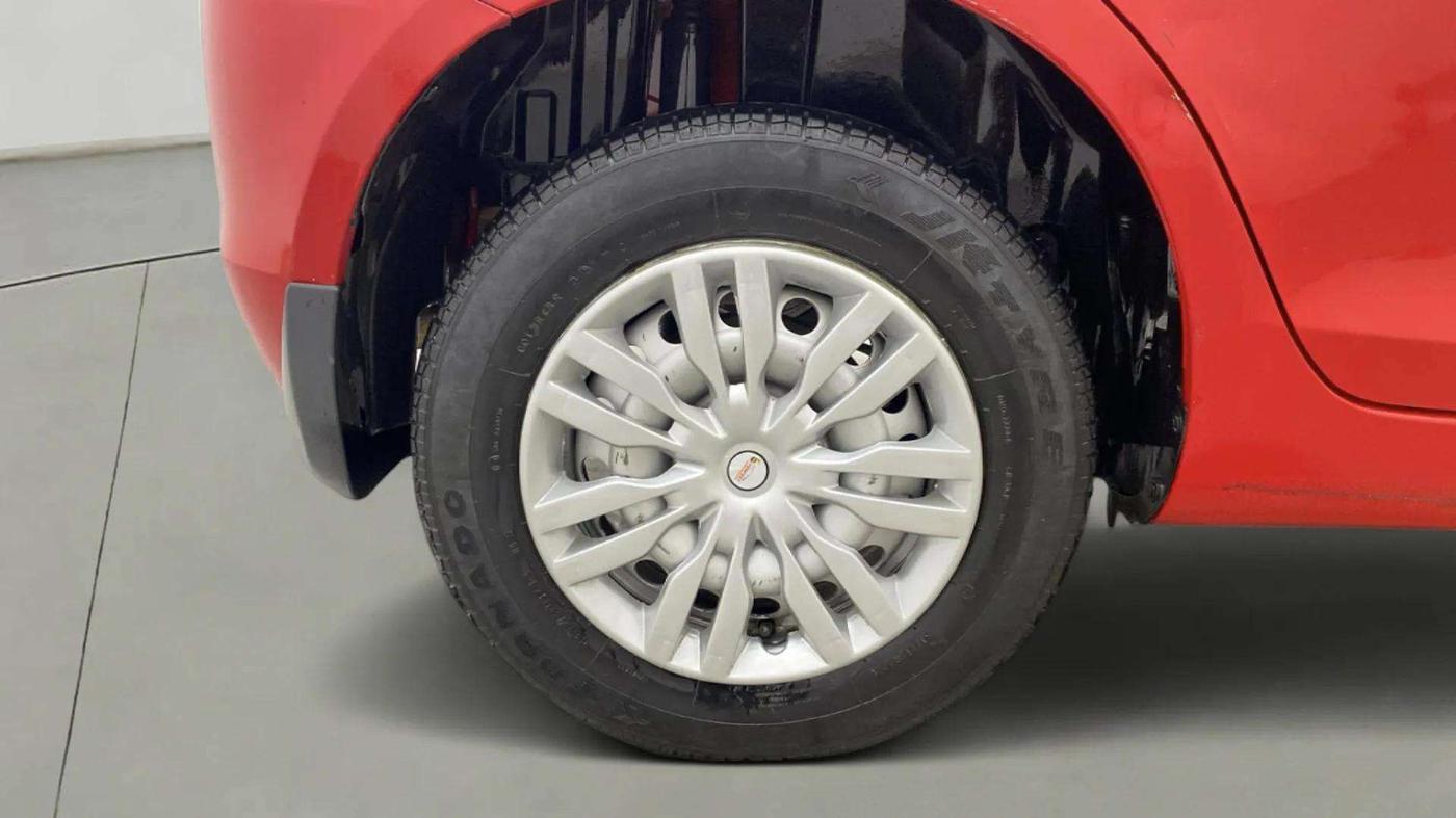 2017 Maruti Swift LXI (O), Petrol, Manual, 58,858 km, Right Rear Wheel