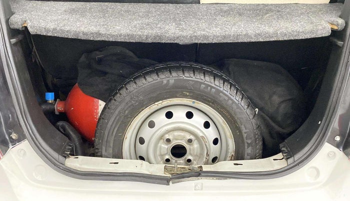 2017 Maruti Wagon R 1.0 LXI, CNG, Manual, 48,734 km, Dicky (Boot door) - Trim lock has minor damage