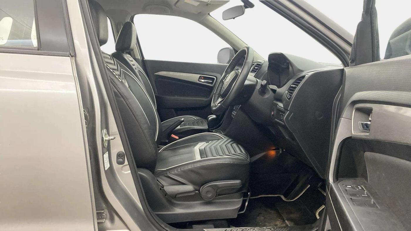 2019 Maruti Vitara Brezza ZDI PLUS AMT, Diesel, Automatic, 17,368 km, Right Side Front Door Cabin