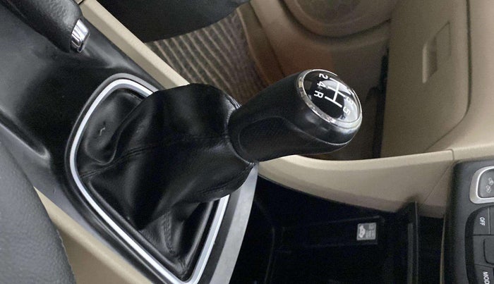 2017 Maruti Ciaz ALPHA 1.4 PETROL, Petrol, Manual, 95,543 km, Gear lever - Boot cover slightly torn