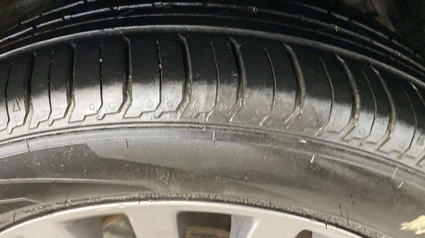 2017 Maruti Ciaz ALPHA 1.4 PETROL, Petrol, Manual, 95,609 km, Right Front Tyre Tread