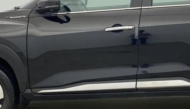 2022 Nissan MAGNITE XV PREMIUM TURBO (O) CVT, Petrol, Automatic, 18,264 km, Front passenger door - Minor scratches