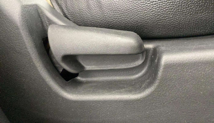 2017 Maruti Wagon R 1.0 LXI CNG, CNG, Manual, 83,075 km, Driver Side Adjustment Panel