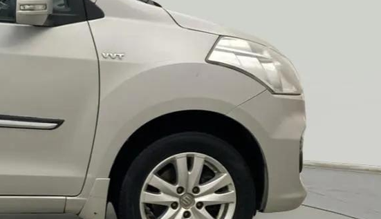 2017 Maruti Ertiga VXI, Petrol, Manual, 76,323 km, Right fender - Minor scratches