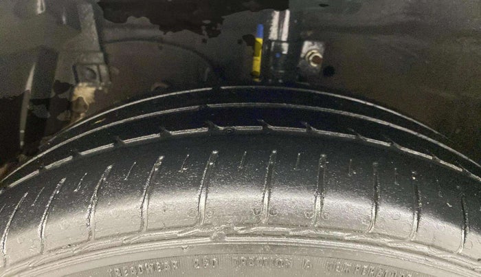 2017 Maruti Ertiga VXI, Petrol, Manual, 76,323 km, Left Front Tyre Tread