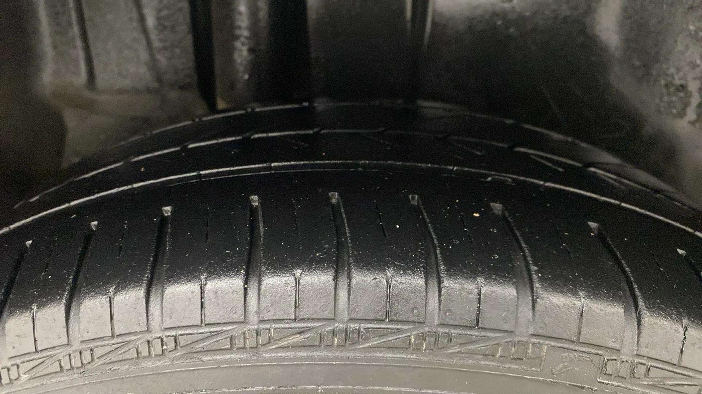 2017 Maruti Ertiga VXI, Petrol, Manual, 76,469 km, Right Rear Tyre Tread