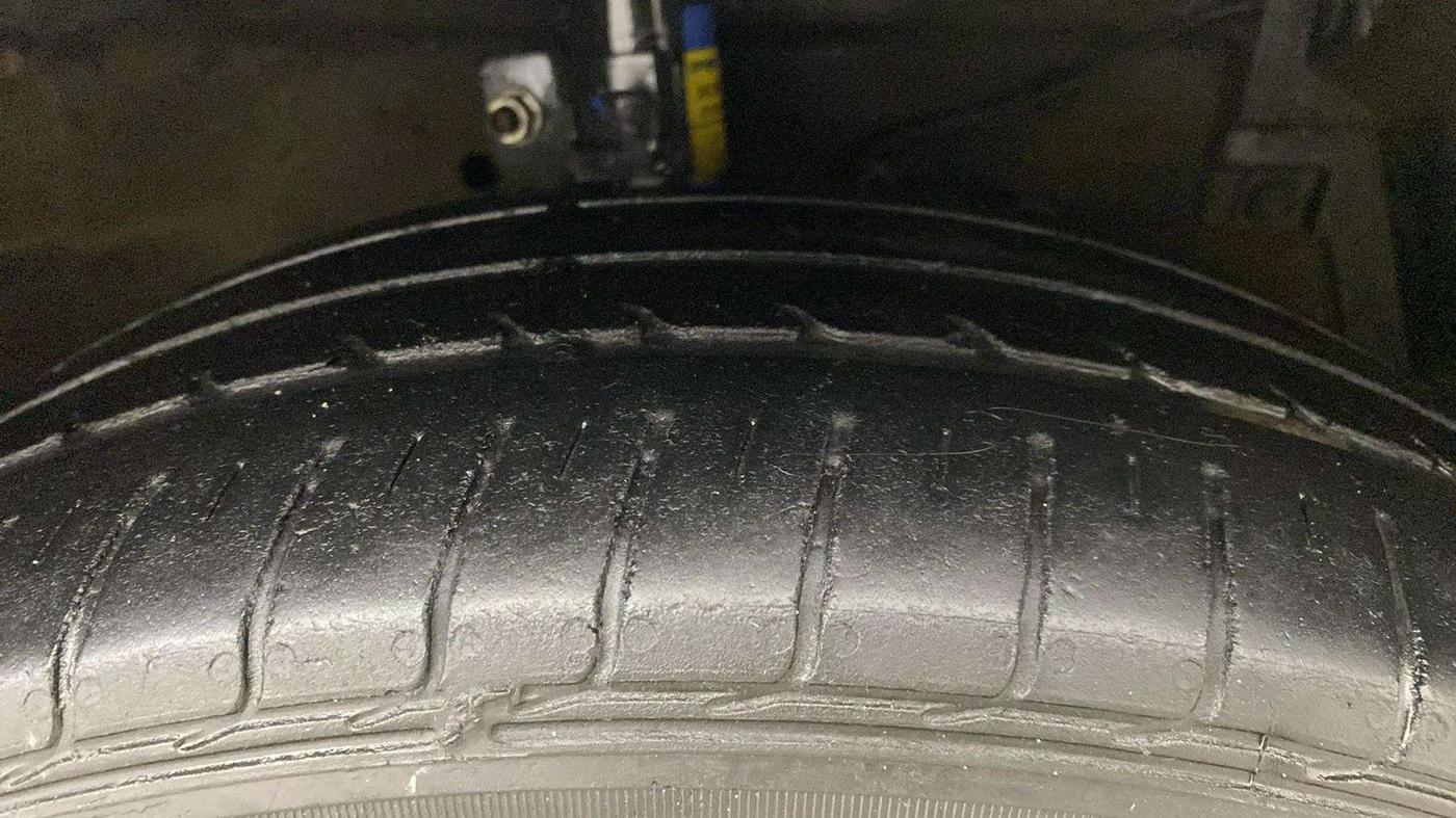 2017 Maruti Ertiga VXI, Petrol, Manual, 76,469 km, Right Front Tyre Tread