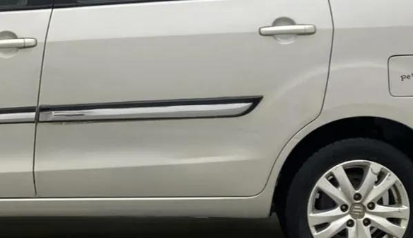 2017 Maruti Ertiga VXI, Petrol, Manual, 76,323 km, Rear left door - Slightly dented