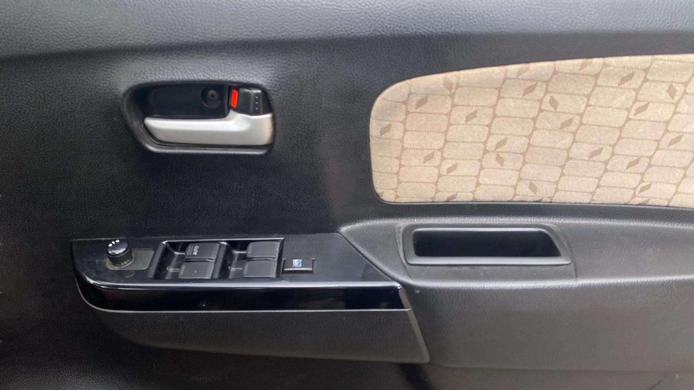 2018 Maruti Wagon R 1.0 VXI, Petrol, Manual, 22,884 km, Driver Side Door Panels Control