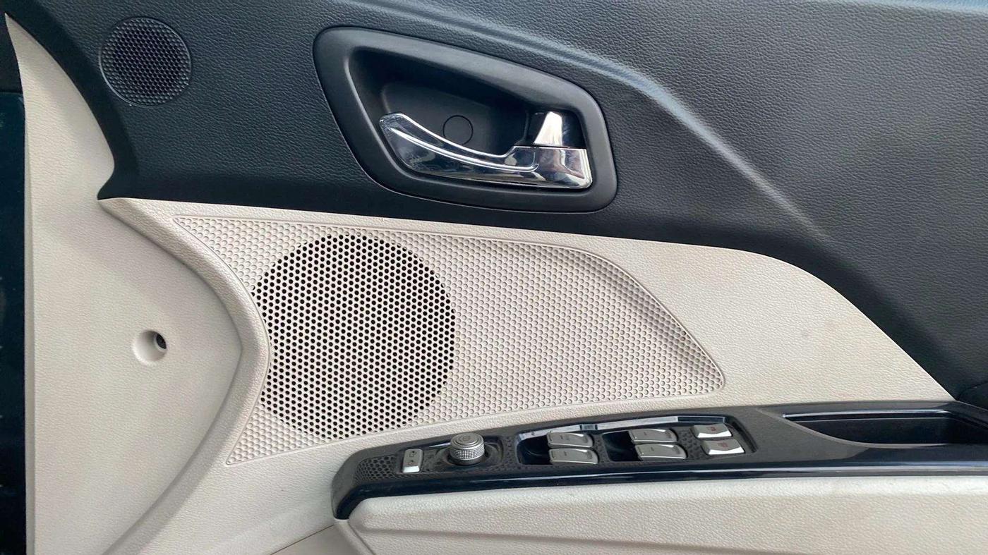 2019 Mahindra XUV300 W8 (O) 1.5 DIESEL AMT, Diesel, Automatic, 44,069 km, Driver Side Door Panels Control
