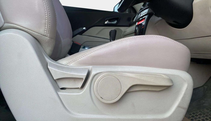 2019 Mahindra XUV300 W8 (O) 1.5 DIESEL AMT, Diesel, Automatic, 44,069 km, Driver Side Adjustment Panel