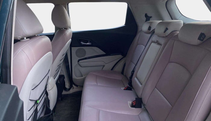2019 Mahindra XUV300 W8 (O) 1.5 DIESEL AMT, Diesel, Automatic, 44,069 km, Right Side Rear Door Cabin
