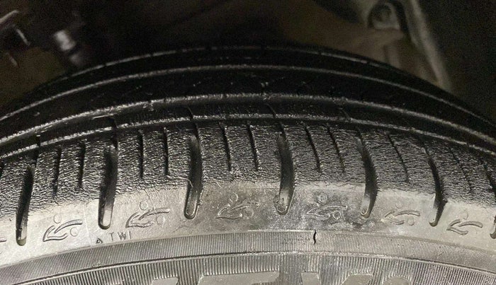 2021 Hyundai AURA SX 1.2, Petrol, Manual, 26,451 km, Right Front Tyre Tread