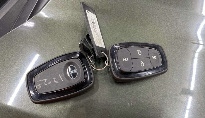 2022 Tata NEXON XZ PLUS (HS) PETROL, CNG, Manual, 31,230 km, Key Close Up