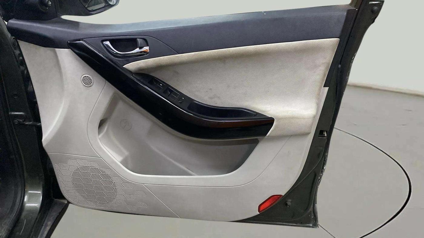 2022 Tata NEXON XZ PLUS (HS) PETROL, CNG, Manual, 31,671 km, Driver Side Door Panels Control