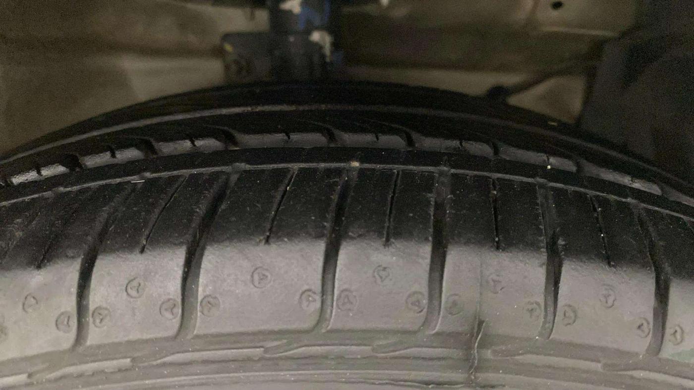 2016 Maruti Ciaz ZXI AT, Petrol, Automatic, 70,730 km, Right Front Tyre Tread