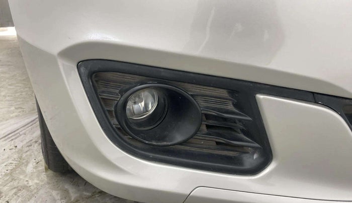 2016 Maruti Ciaz ZXI AT, Petrol, Automatic, 70,730 km, Right fog light - Fog light not working