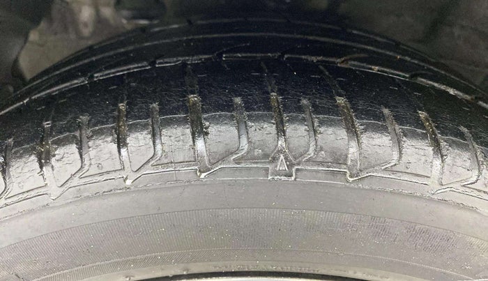 2014 Hyundai Verna FLUIDIC 1.6 VTVT SX, Petrol, Manual, 38,776 km, Left Front Tyre Tread