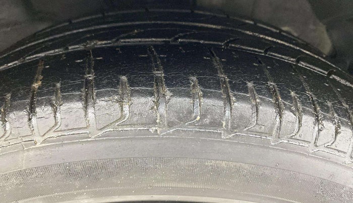 2014 Hyundai Verna FLUIDIC 1.6 VTVT SX, Petrol, Manual, 38,776 km, Right Front Tyre Tread