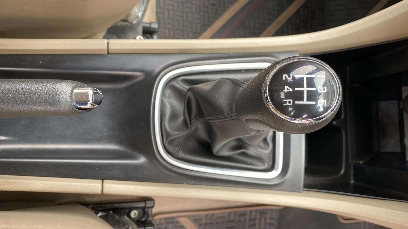 2022 Maruti Ciaz ZETA 1.5 SHVS MT PETROL, Petrol, Manual, 12,958 km, Gear Lever