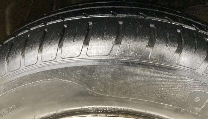 2021 Maruti Swift VXI, Petrol, Manual, 28,518 km, Right Front Tyre Tread