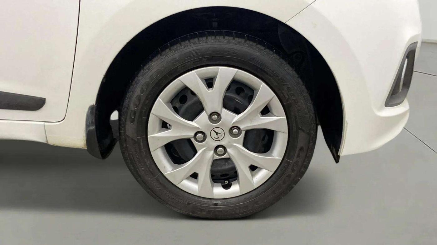 2016 Hyundai Grand i10 SPORTZ 1.2 KAPPA VTVT, CNG, Manual, 86,135 km, Right Front Wheel