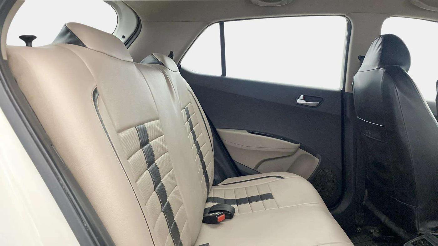 2016 Hyundai Grand i10 SPORTZ 1.2 KAPPA VTVT, CNG, Manual, 86,135 km, Right Side Rear Door Cabin