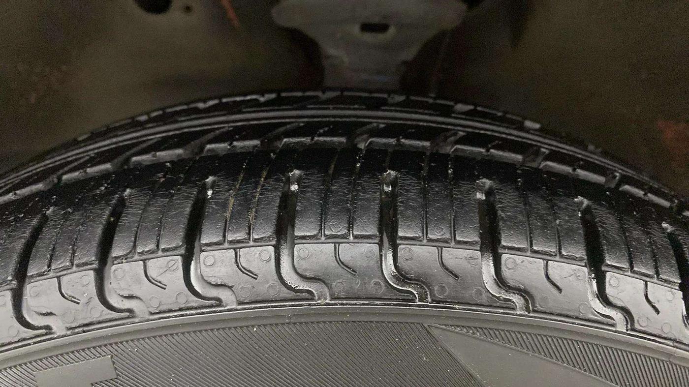 2015 Maruti Wagon R 1.0 VXI, Petrol, Manual, 76,296 km, Left Front Tyre Tread