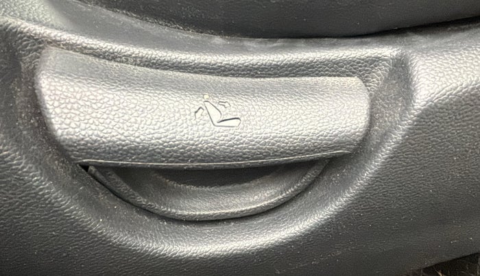 2017 Hyundai Grand i10 MAGNA AT 1.2 KAPPA VTVT, Petrol, Automatic, 34,840 km, Driver Side Adjustment Panel