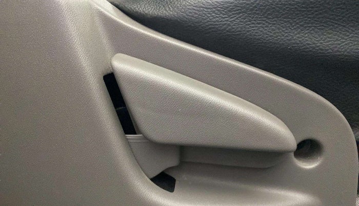 2016 Datsun Go T (O), Petrol, Manual, 29,386 km, Driver Side Adjustment Panel