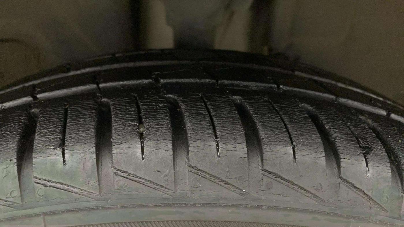2021 Renault Kwid CLIMBER 1.0 AMT (O), Petrol, Automatic, 25,004 km, Right Front Tyre Tread