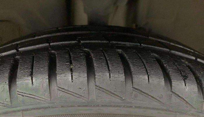 2021 Renault Kwid CLIMBER 1.0 AMT (O), Petrol, Automatic, 25,004 km, Right Front Tyre Tread
