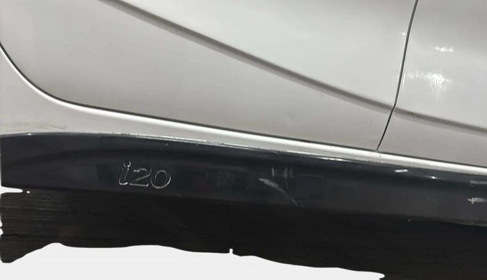 2020 Hyundai NEW I20 SPORTZ 1.5 MT, Diesel, Manual, 43,722 km, Right running board - Minor scratches