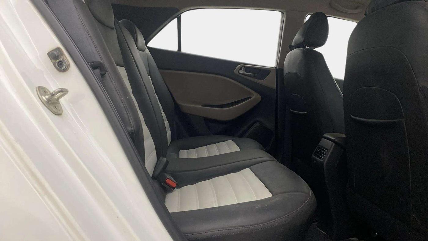2017 Hyundai Elite i20 SPORTZ 1.2, Petrol, Manual, 42,245 km, Right Side Rear Door Cabin