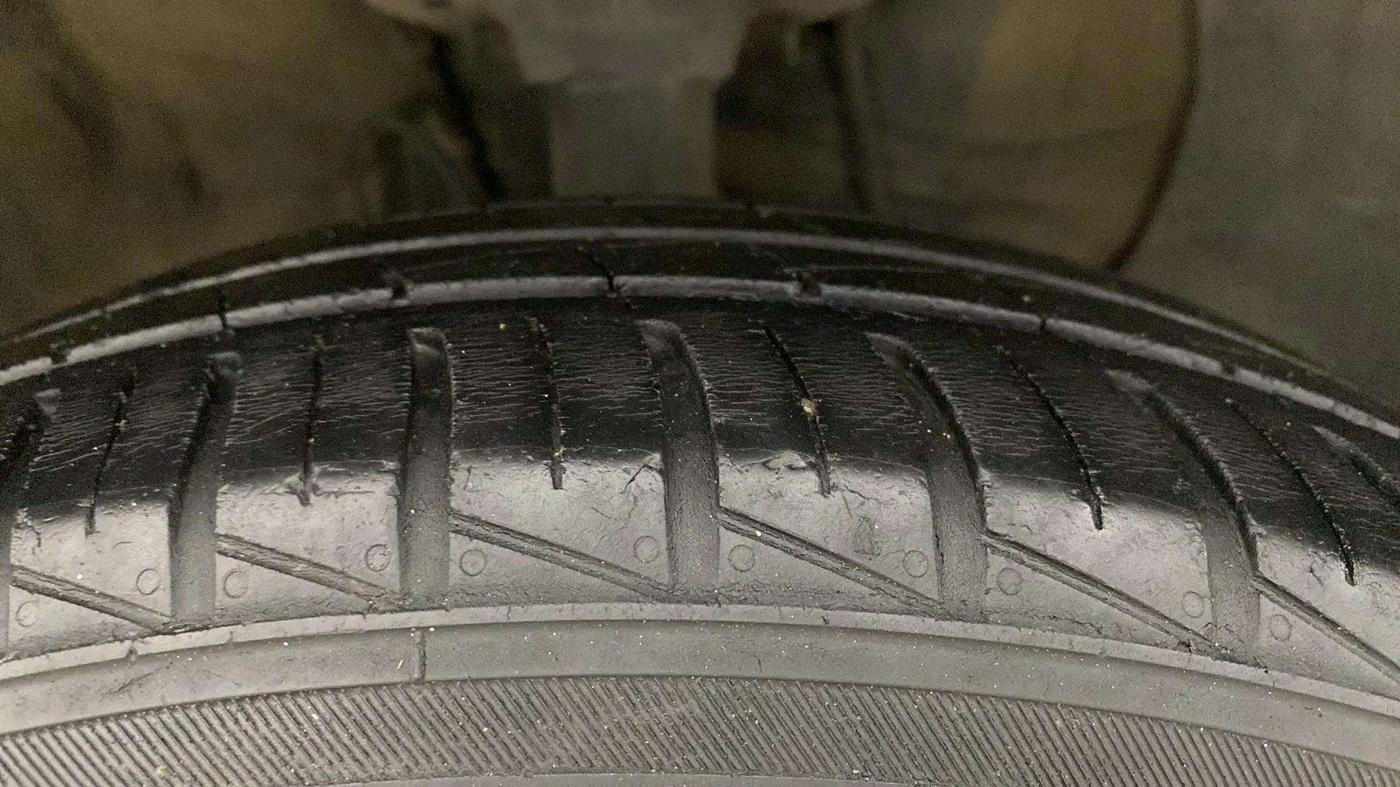 2017 Hyundai Elite i20 SPORTZ 1.2, Petrol, Manual, 42,245 km, Right Front Tyre Tread