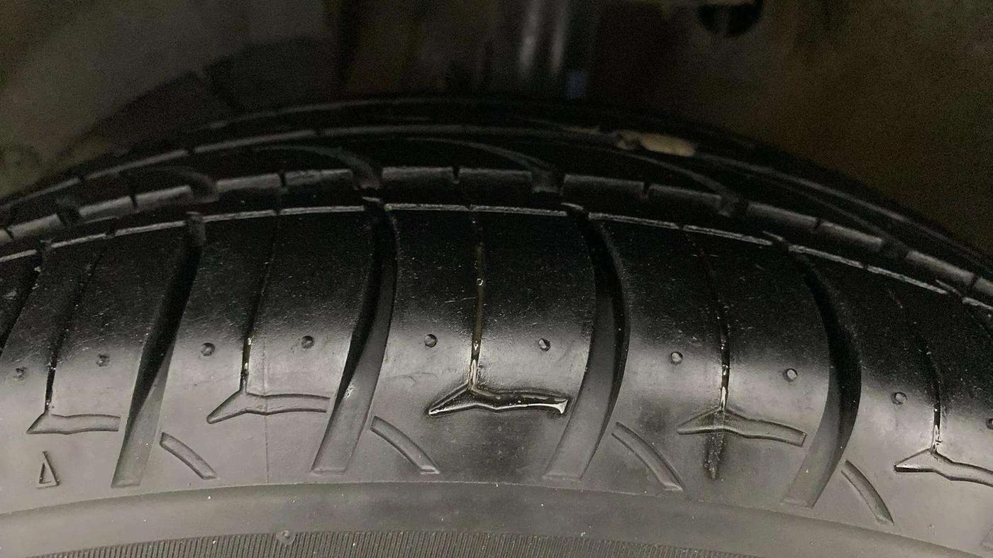 2017 Maruti Baleno ZETA CVT PETROL 1.2, Petrol, Automatic, 36,628 km, Left Front Tyre Tread