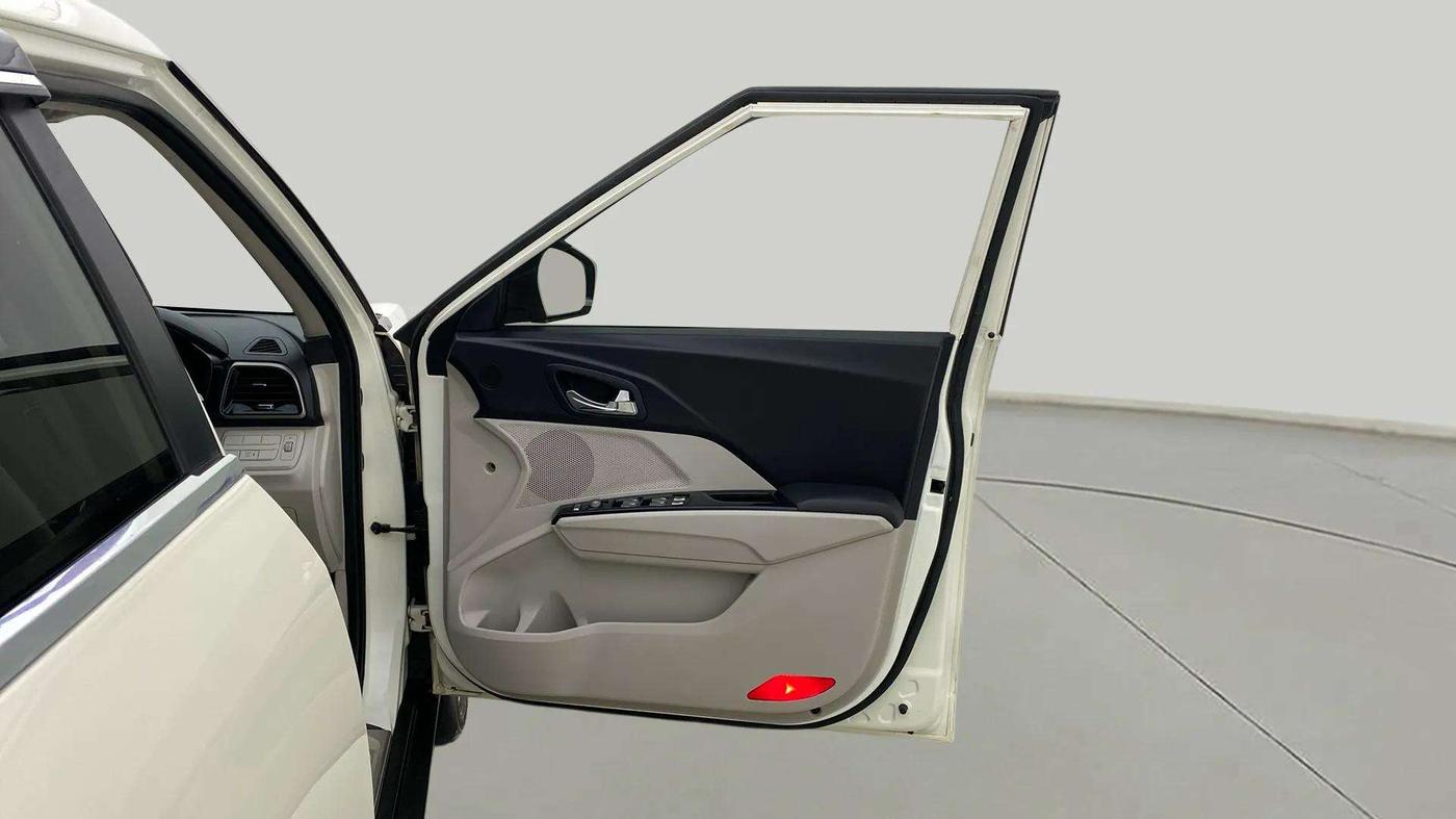 2020 Mahindra XUV300 W8 1.2 PETROL, Petrol, Manual, 44,230 km, RHS Front Door