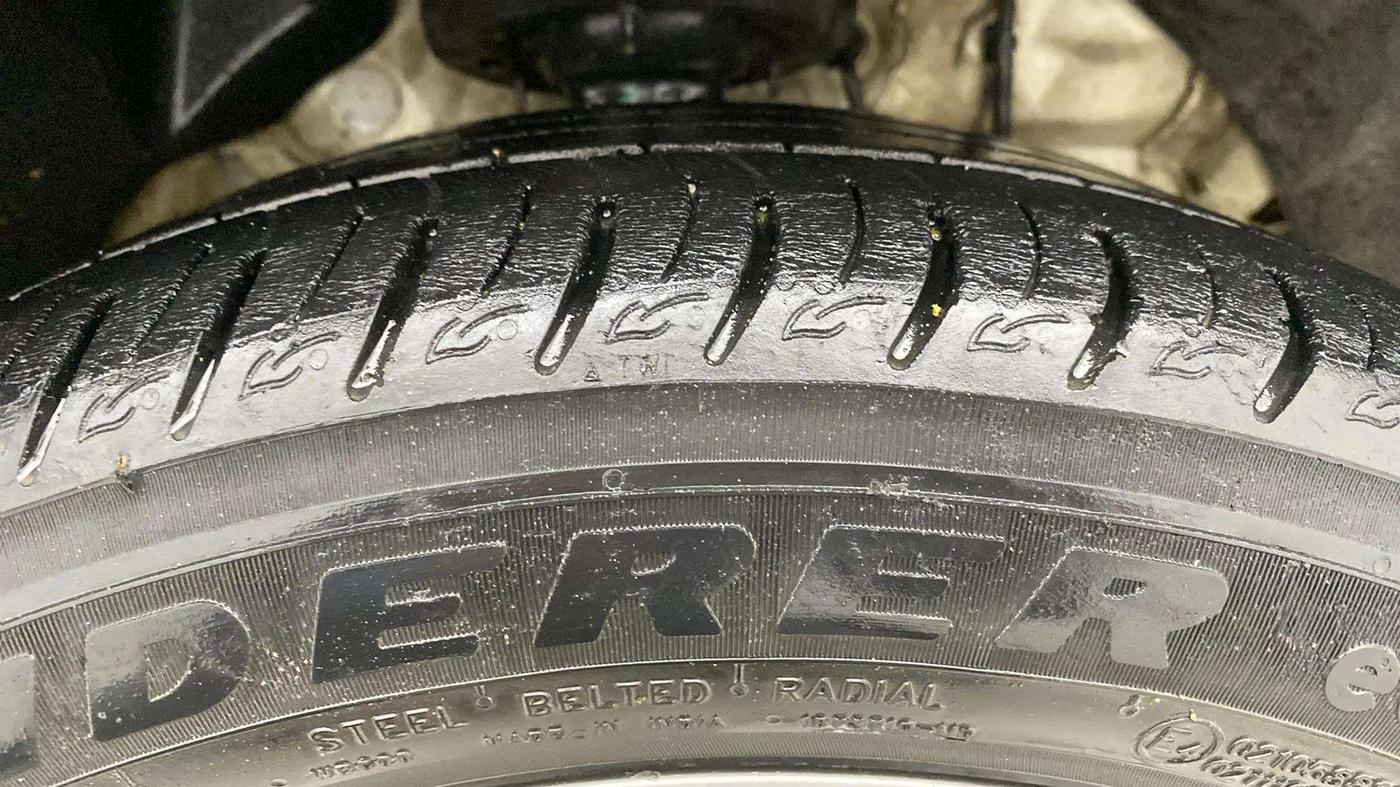 2020 Mahindra XUV300 W8 1.2 PETROL, Petrol, Manual, 44,230 km, Right Front Tyre Tread