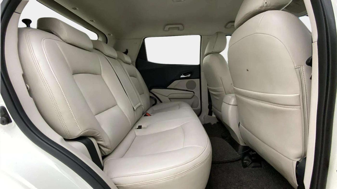 2020 Mahindra XUV300 W8 1.2 PETROL, Petrol, Manual, 44,230 km, Right Side Rear Door Cabin