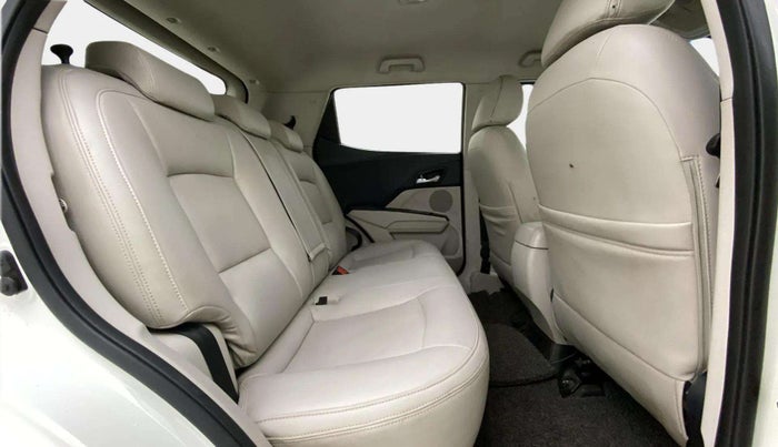 2020 Mahindra XUV300 W8 1.2 PETROL, Petrol, Manual, 44,230 km, Right Side Rear Door Cabin