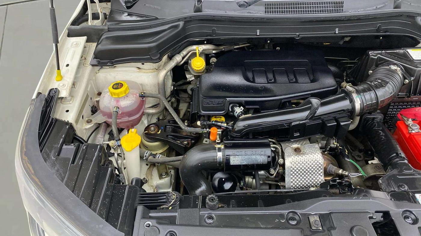 2020 Mahindra XUV300 W8 1.2 PETROL, Petrol, Manual, 44,230 km, Engine View - Right